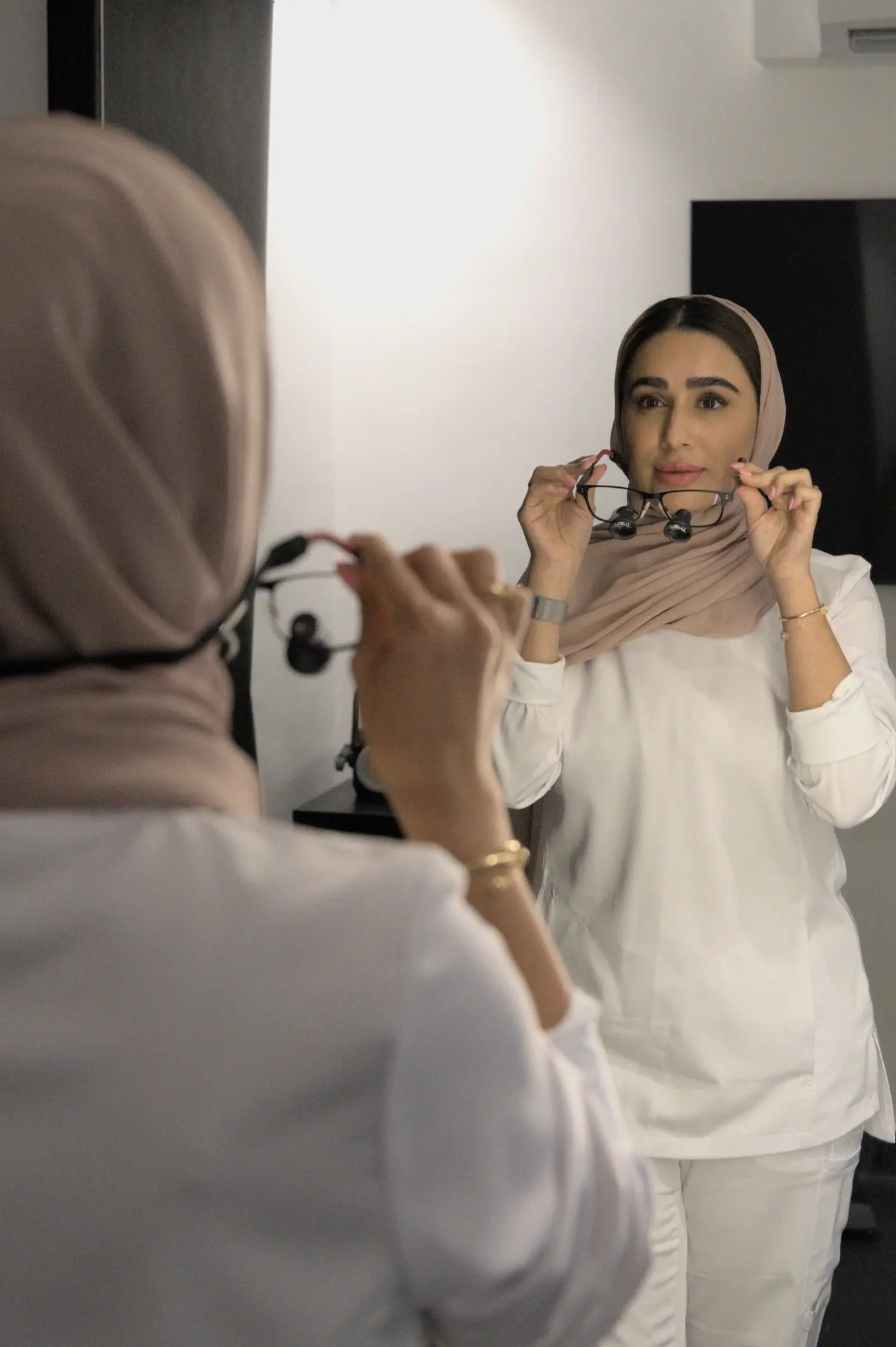 د. آمنة علي تضبط عدساتها المكبّرة
